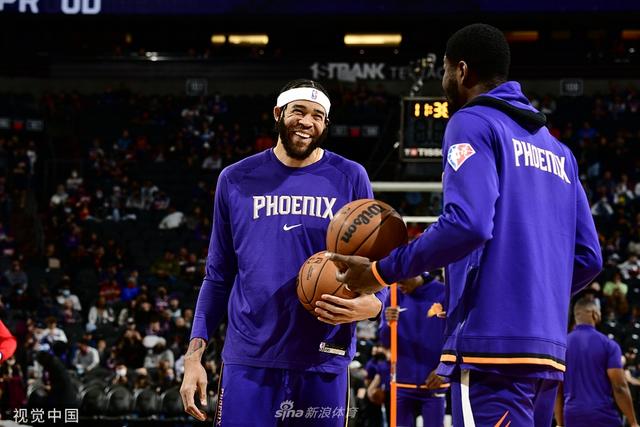 在他们背后 在他们背后